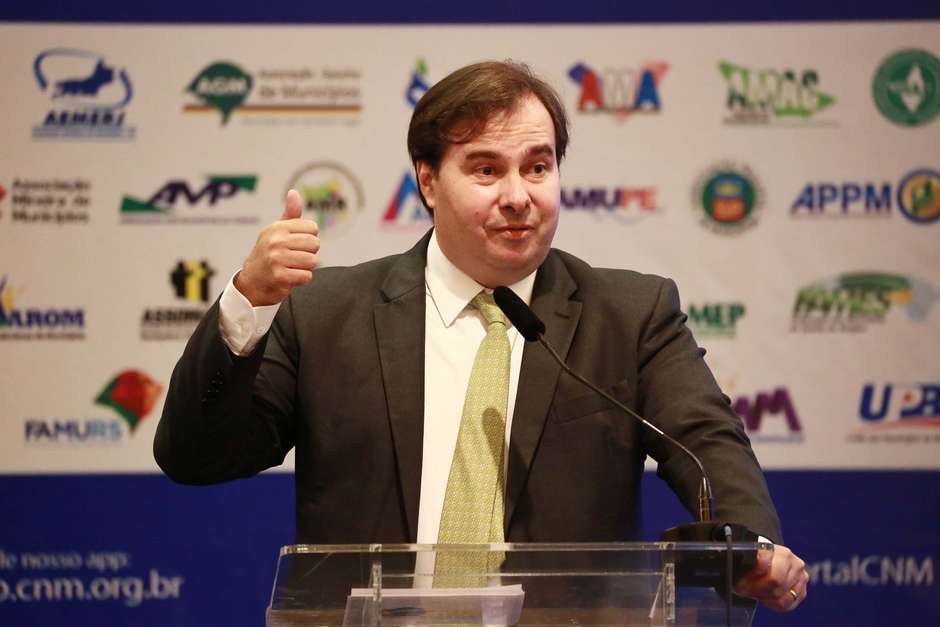 "Não há espaço para atender demandas da sociedade", diz Maia